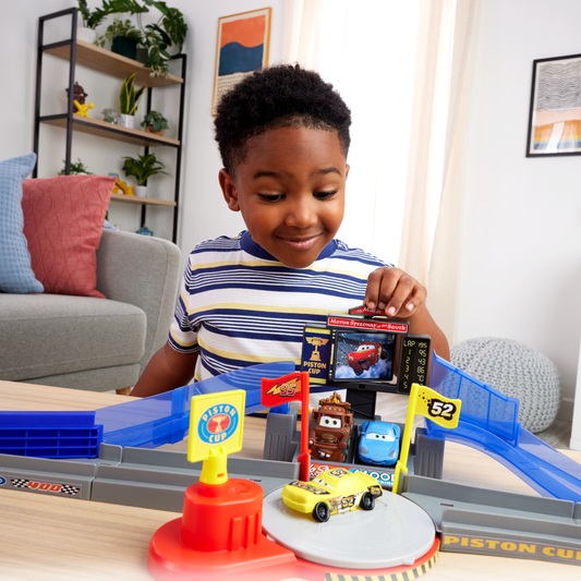 Mattel Disney Pixar Cars Piston Cup Stunting Speedway Playset with Lightning McQueen